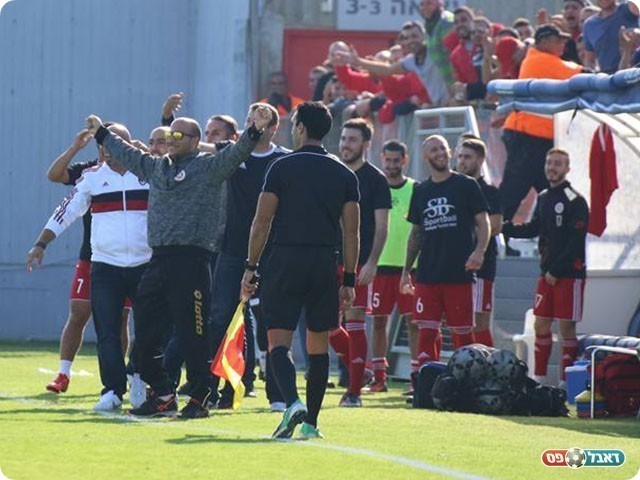 הספסל של טירה לאחר השער (נזיה סולטאן)